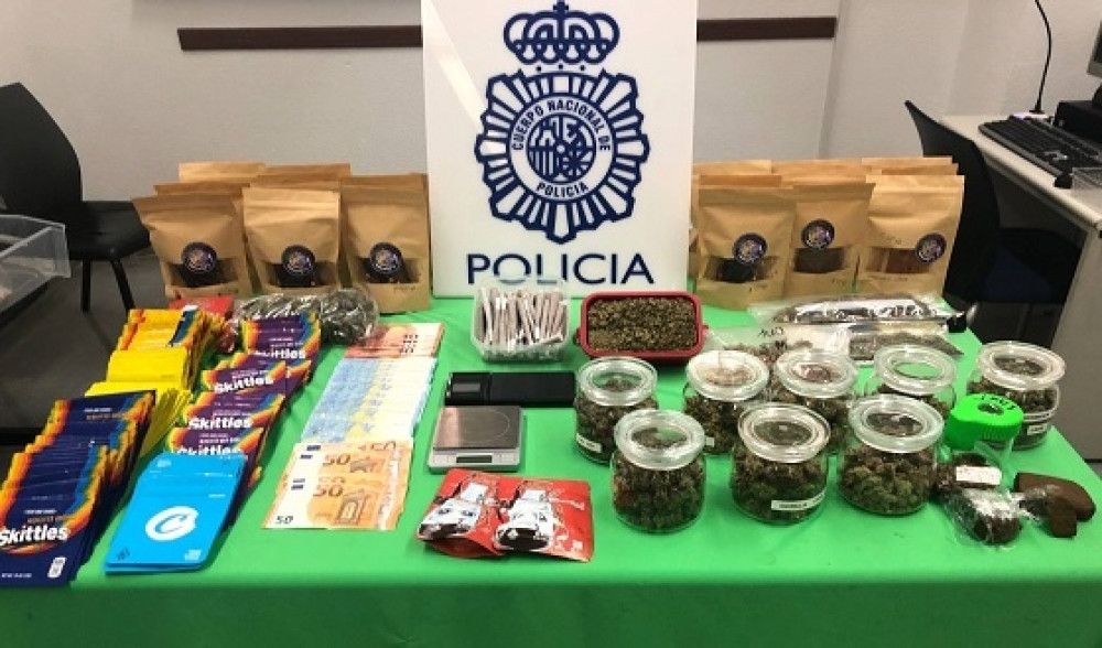 La Policía Nacional desmantela en Puerto Banús un “coffee shop” dedicado a la supuesta venta de sustancias estupefacientes