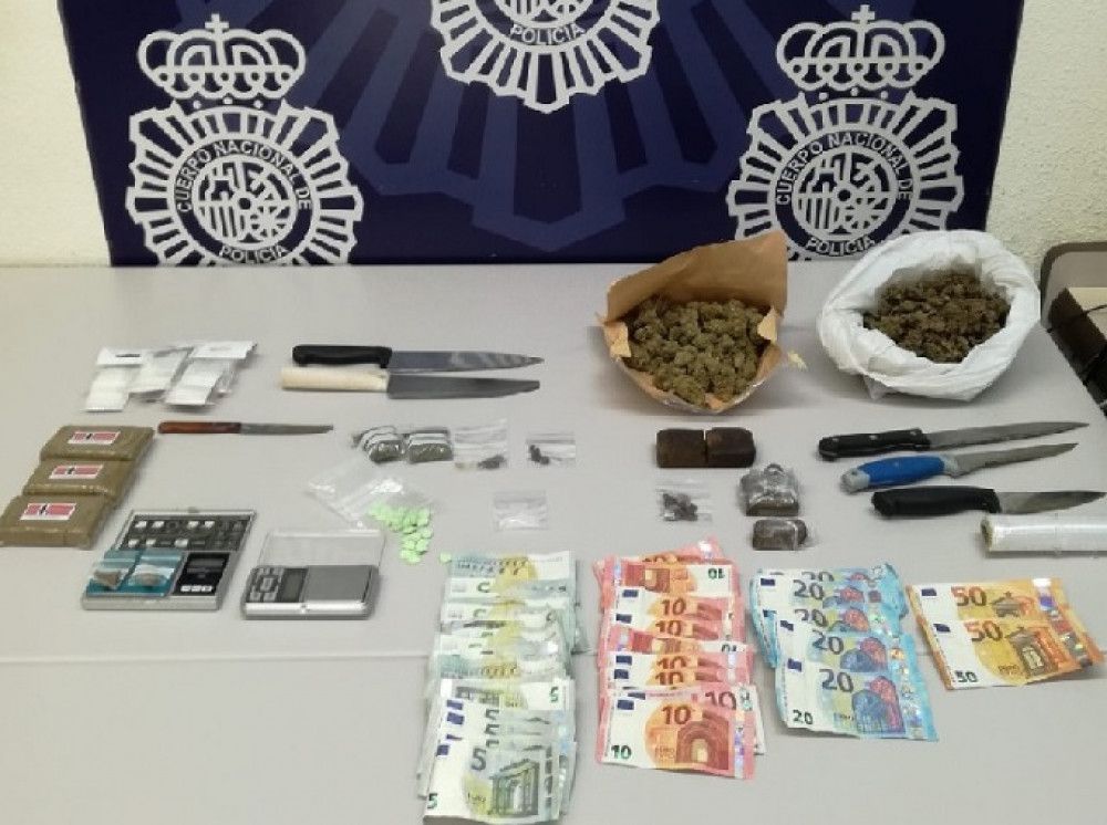 La Policía Nacional detiene a tres hermanos como cabecillas de un punto de venta de sustancias estupefacientes en Estepona