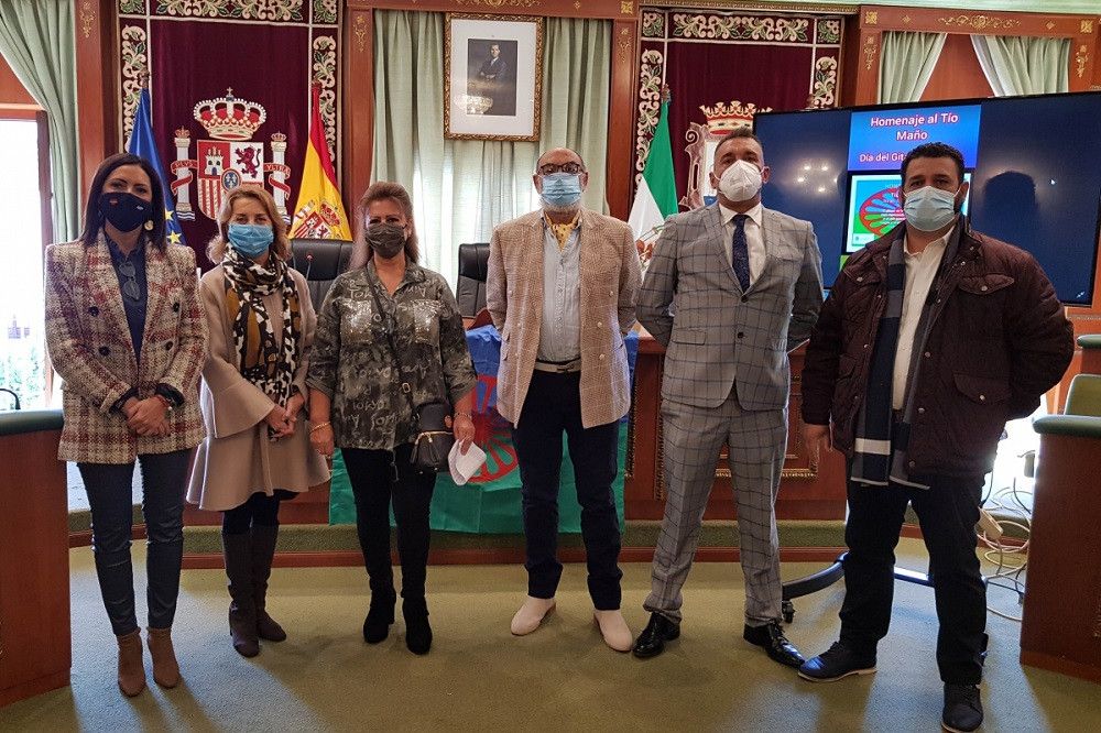 Marbella se suma a la conmemoración del Día del Pueblo Gitano Andaluz con la izada de la bandera romaní en el Ayuntamiento y en la Tenencia de Alcaldía de San Pedro Alcántara