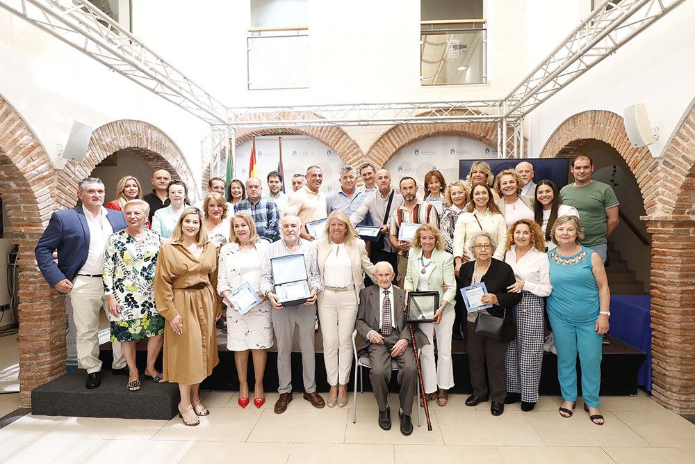 El Ayuntamiento reconoce el “esfuerzo y la cercanía” de una veintena de negocios del Distrito Este en la entrega de los Premios al Comercio 2023
