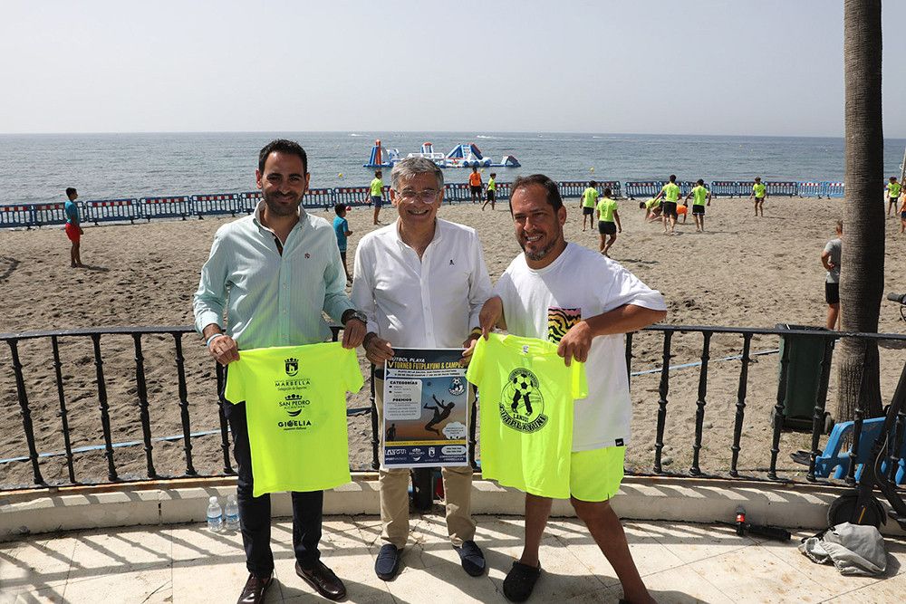 El III Campus de Fútbol Playa FUTPLAYUNI congrega durante el mes de julio a 300 niños en la playa de La Salida de San Pedro Alcántara