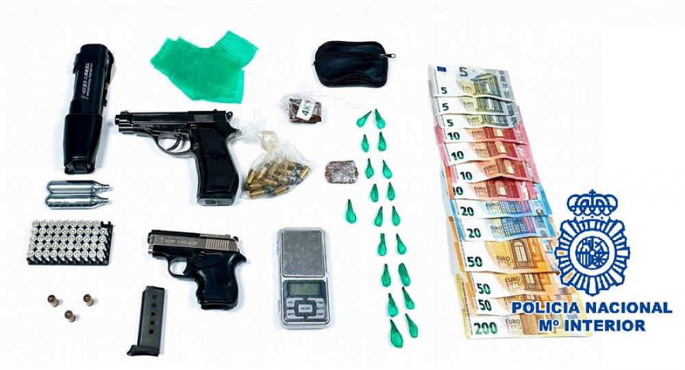 Detenidos dos hombres en Vélez-Málaga por vender drogas saltándose, además, el confinamiento