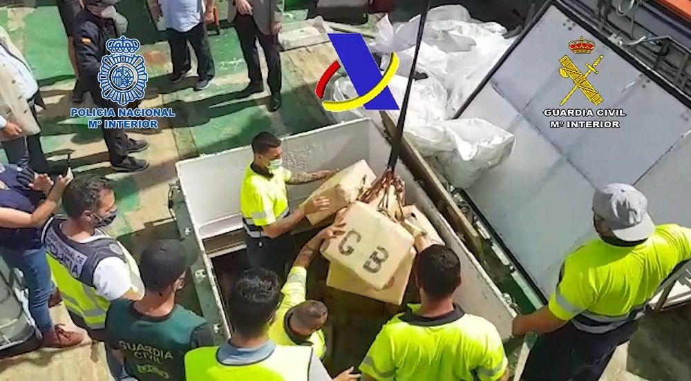 Incautado un pesquero en alta mar al este de Canarias con 15 toneladas de hachís a bordo