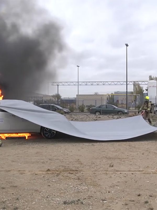 Desarrollan una manta para apagar los coches eléctricos en llamas