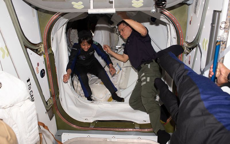 Los astronautas saudíes vuelven a la Tierra tras una misión más publicitaria que científica