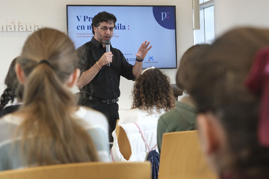 El premio Pulitzer Emilio Morenatti y el alumnado del colegio García Lorca inauguran en la Diputación la V edición de Prensa en mi mochila