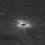 <p style="text-align: justify;">La misión Lunar Reconnaissance Orbiter (LRO) de la NASA ha descubierto un nuevo cráter en la Luna, formado por el impacto de un objeto ocurrido entre abril y mayo de 2024. La nueva estructura tiene unos 222 metros de diámetro y 43 metros de profundidad, y su formación podría producirse aproximadamente una vez cada siglo.</p>
 
<p style="text-align: justify;">La superficie de la Luna acaba de revelar una nueva cicatriz. Las imágenes obtenidas por la misión Lunar Reconnaissance Orbiter han permitido identificar un cráter que no existía en observaciones anteriores y reconstruir aproximadamente cuándo se produjo el impacto.</p>
<p style="text-align: justify;">El nuevo cráter ha recibido el nombre de McGetchin, en homenaje al científico lunar Tom McGetchin. Se encuentra en la zona oriental de la Luna y constituye un ejemplo especialmente interesante de cómo los impactos continúan modificando la superficie de nuestro satélite.</p>
<h3 style="text-align: justify;">Un cráter que no estaba allí</h3>
<p style="text-align: justify;">El descubrimiento fue posible gracias a la comparación de imágenes de la misma región lunar tomadas en diferentes momentos.</p>
<p style="text-align: justify;">Entre el 11 de abril y el 22 de mayo de 2024, un objeto impactó contra la superficie lunar a gran velocidad. Cuando los científicos compararon las imágenes anteriores y posteriores, encontraron una nueva estructura rodeada por una extensa zona de material expulsado.</p>
<p style="text-align: justify;">La huella del impacto era especialmente llamativa: una región brillante rodeada por un halo más oscuro que no aparecía en las imágenes anteriores.</p>
<p style="text-align: justify;">El hallazgo se produjo el 24 de octubre de 2025, cuando Robert Wagner, especialista en procesamiento de imágenes del equipo de la cámara LROC, revisaba mapas globales de la Luna durante una comprobación rutinaria.</p>
<p style="text-align: justify;">Las imágenes posteriores obtenidas con la cámara de alta resolución permitieron estudiar con mayor detalle la nueva formación.</p>
<h3 style="text-align: justify;">Un cráter de 222 metros de diámetro</h3>
<p style="text-align: justify;">El cráter McGetchin tiene aproximadamente 222 metros de diámetro y 43 metros de profundidad.</p>
<p style="text-align: justify;">Por sus dimensiones, los investigadores estiman que el objeto que produjo el impacto podría haber tenido un tamaño comparable al de un edificio de entre tres y seis plantas antes de alcanzar la superficie lunar.</p>
<p style="text-align: justify;">El impacto no solo excavó el cráter. También lanzó grandes cantidades de material hacia los alrededores, modificando la superficie lunar en una región mucho más extensa.</p>
<p style="text-align: justify;">Precisamente ese material expulsado fue una de las principales pistas que permitió identificar el nuevo cráter.</p>
<p style="text-align: justify;">Los investigadores calculan que un impacto capaz de producir una estructura de este tamaño puede producirse aproximadamente una vez por siglo, aunque estos acontecimientos pueden estar separados por periodos de tiempo mucho mayores.</p>
<h3 style="text-align: justify;">El Lunar Reconnaissance Orbiter vigila la superficie lunar</h3>
<p style="text-align: justify;">La misión Lunar Reconnaissance Orbiter lleva más de 17 años estudiando la Luna desde su órbita.</p>
<p style="text-align: justify;">Durante todo este tiempo, sus instrumentos han permitido crear un extraordinario archivo de imágenes de nuestro satélite. La comparación de estas observaciones tomadas a lo largo de los años permite a los científicos detectar cambios recientes en la superficie.</p>
<p style="text-align: justify;">El equipo de la cámara LROC ha identificado ya al menos 1.000 nuevos cráteres de impacto, además de unas 100.000 modificaciones adicionales relacionadas con impactos y con el material expulsado por ellos.</p>
<p style="text-align: justify;">La posibilidad de comparar imágenes de diferentes épocas convierte a la Luna en un laboratorio natural para estudiar cómo evolucionan las superficies de los cuerpos sin atmósferas importantes.</p>
<figure class="image" data-wf-figure="1"><img src="images/media/articles/ciencia-y-tecnologia/2026/09/NEWSMcGetchin_Discovery_Reenactment.jpg" alt="" width="1024" height="567" loading="lazy" data-path="local-images:/media/articles/ciencia-y-tecnologia/2026/09/NEWSMcGetchin_Discovery_Reenactment.jpg"><figcaption>Detalle ampliado de la superficie de la Luna, elaborado a partir de imágenes obtenidas por la cámara del Lunar Reconnaissance Orbiter (LROC) de la NASA.</figcaption></figure>
<h3 style="text-align: justify;">El impacto también modificó la temperatura del terreno</h3>
<p style="text-align: justify;">El nuevo cráter dejó otra huella que no resulta visible directamente en las imágenes.</p>
<p style="text-align: justify;">Los científicos utilizaron el instrumento Diviner, también instalado a bordo del Lunar Reconnaissance Orbiter, para estudiar las propiedades térmicas del terreno alrededor de McGetchin.</p>
<p style="text-align: justify;">Las observaciones mostraron que una zona de aproximadamente 6,4 kilómetros de diámetro alrededor del cráter es más fría durante la noche lunar que el terreno circundante.</p>
<p style="text-align: justify;">La diferencia alcanza unos 9 grados Celsius.</p>
<p style="text-align: justify;">La explicación está relacionada con el regolito lunar. El impacto removió y alteró este material superficial, haciéndolo menos compacto. Como consecuencia, el terreno modificado pierde y conserva el calor de una manera diferente respecto a la superficie que no ha sido afectada.</p>
<p style="text-align: justify;">Este efecto permite a los científicos estudiar no solo el cráter, sino también hasta qué punto un impacto puede modificar las propiedades físicas del terreno que lo rodea.</p>
<h3 style="text-align: justify;">La Luna sigue recibiendo impactos</h3>
<p style="text-align: justify;">Aunque desde la Tierra la Luna parece un mundo tranquilo e inmutable, su superficie continúa transformándose.</p>
<p style="text-align: justify;">A diferencia de nuestro planeta, la Luna prácticamente no tiene una atmósfera capaz de frenar los pequeños objetos que llegan desde el espacio. Asteroides y fragmentos de cometas pueden alcanzar directamente el suelo lunar y producir cráteres de diferentes tamaños.</p>
<p style="text-align: justify;">La mayoría de estos impactos son mucho más pequeños que el que originó McGetchin.</p>
<p style="text-align: justify;">Según las estimaciones de la NASA, los impactos capaces de producir cráteres de unos 9 metros de diámetro pueden generar alrededor de 140 nuevos cráteres cada año en la superficie lunar.</p>
<p style="text-align: justify;">Muchos impactos son todavía más pequeños y dejan marcas que resultan difíciles de detectar incluso desde una nave situada en órbita.</p>
<h3 style="text-align: justify;">Una nueva ventana para estudiar la Luna</h3>
<p style="text-align: justify;">El descubrimiento del cráter McGetchin demuestra el valor científico de mantener misiones de observación durante largos periodos de tiempo.</p>
<p style="text-align: justify;">Una única imagen puede mostrar el aspecto de la Luna en un momento determinado, pero disponer de imágenes tomadas durante años permite descubrir algo mucho más interesante: cómo cambia realmente la superficie lunar.</p>
<p style="text-align: justify;">Cada nuevo cráter identificado aporta información sobre la frecuencia de los impactos y sobre la manera en que estos acontecimientos transforman el regolito.</p>
<p style="text-align: justify;">Con el regreso de nuevas misiones y el futuro establecimiento de una presencia humana más permanente en la Luna, conocer estos procesos será cada vez más importante.</p>
<p style="text-align: justify;">La Luna puede parecer inmóvil cuando la observamos desde nuestro planeta, pero el nuevo cráter descubierto por la NASA recuerda que nuestro satélite sigue siendo un mundo dinámico, expuesto continuamente al entorno espacial.</p>