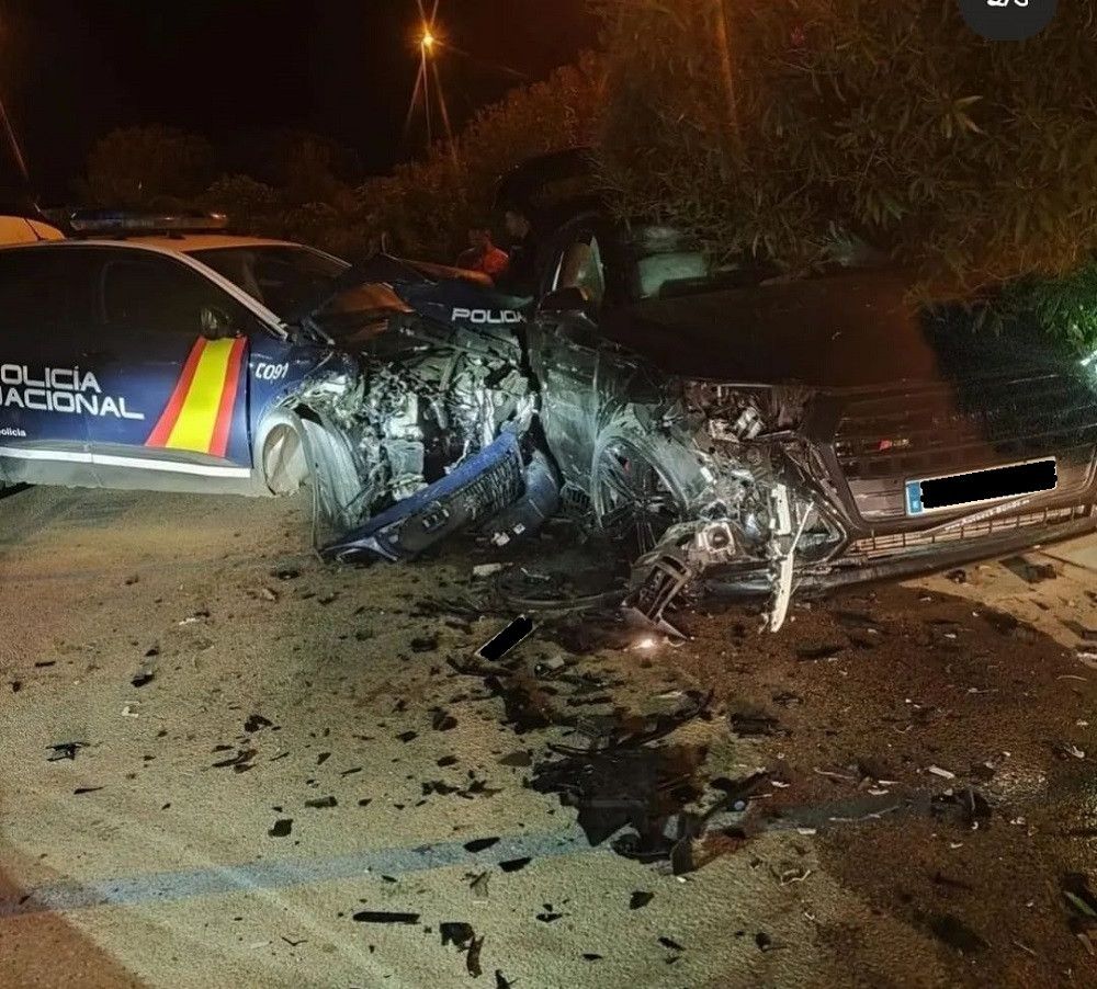 Un conductor embiste a un coche patrulla hiriendo a cuatro policías tras un temerario intento de fuga en Marbella