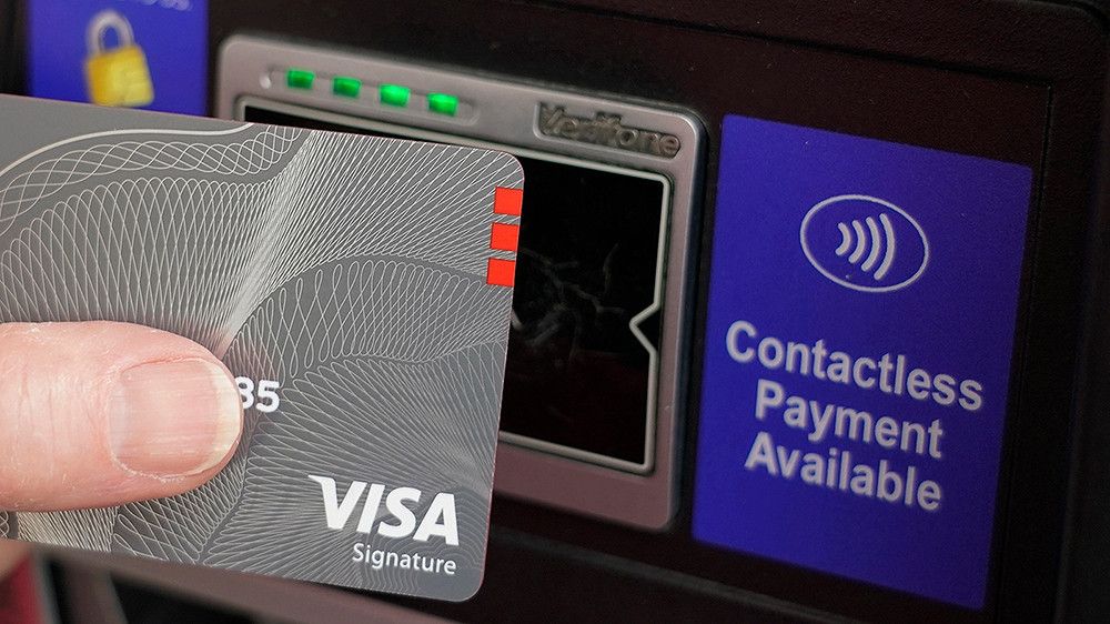 La Policía Nacional avisa sobre la estafa "contactless", una nueva modalidad de robo a personas mayores