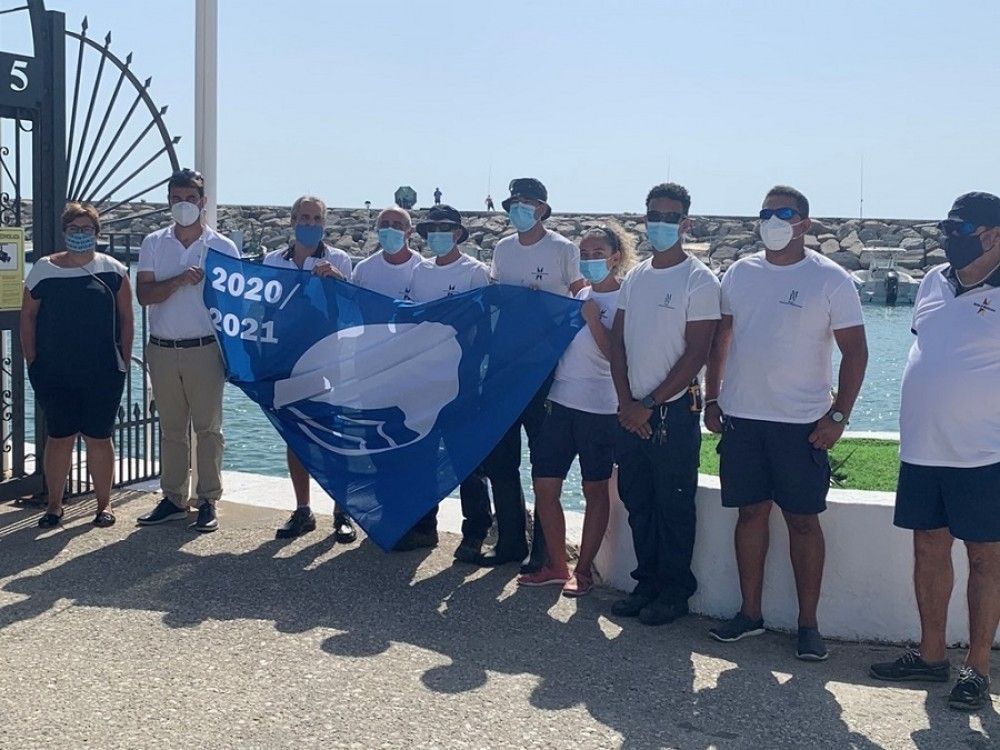 El Puerto de la Duquesa ha izado la bandera azul durante 23 años consecutivos