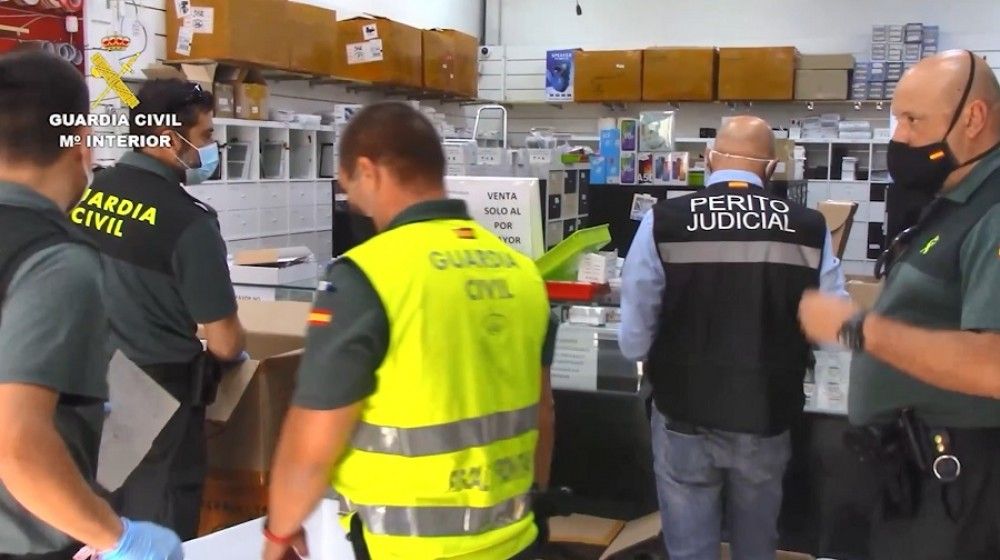 La Guardia Civil interviene en el Polígono Cobo Calleja más de 13.100 artículos de telefonía falsificados