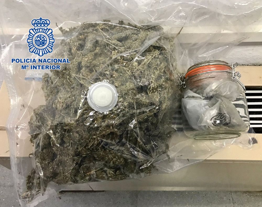 La Policía Nacional detiene en un filtro aleatorio de vehículos en Marbella a un varón que ocultaba entre su equipaje 680 gramos de marihuana