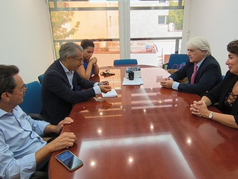 La Delegación de Urbanismo prosigue con su ronda de reuniones con los colegios profesionales en un encuentro con el decano de los abogados de Málaga