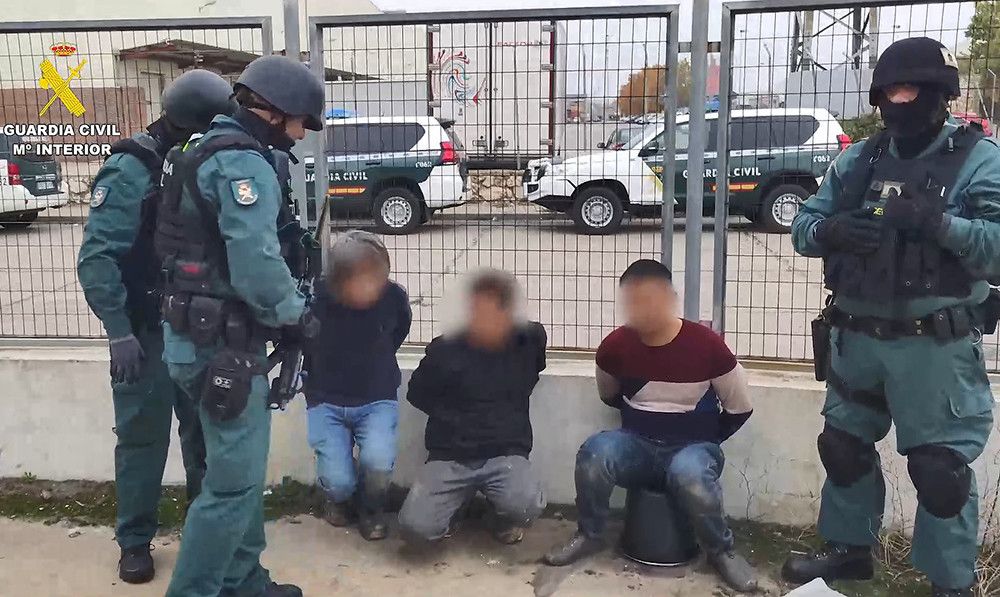 Detenidos tres ciudadanos chinos en el interior de un túnel subterráneo excavado para enganchar a la red eléctrica un cultivo de más de 9.000 plantas de marihuana
