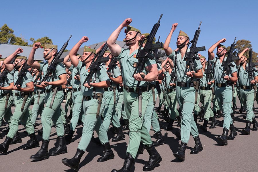 La ministra de Defensa visita en Viator a la brigada de La Legión que desplegará en noviembre misiones en Irak y Líbano