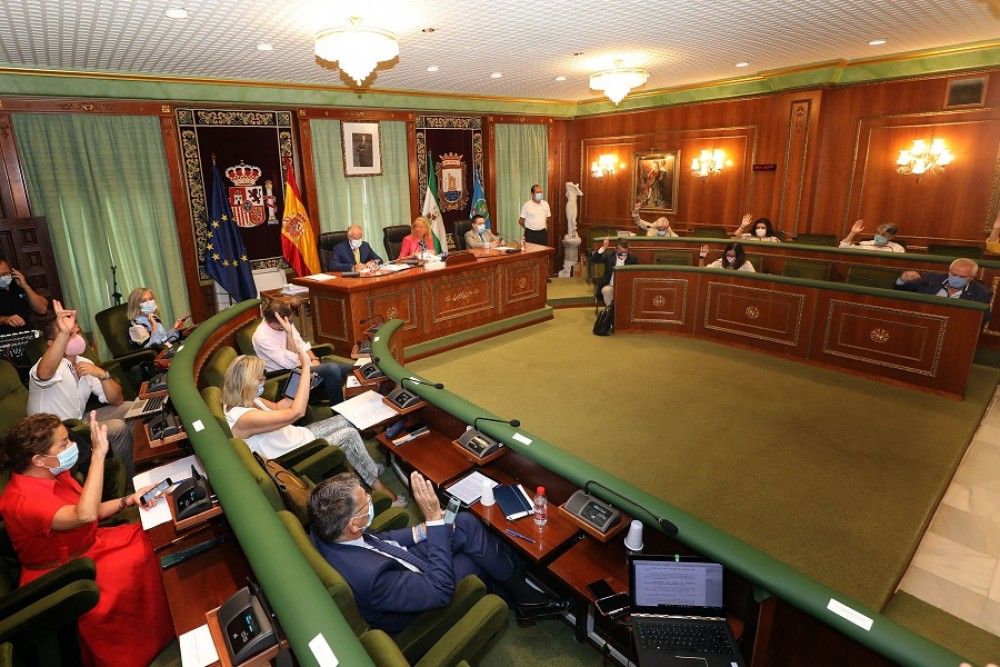 El Pleno reconoce la “trayectoria profesional y vital” de 16 vecinos con las concesiones de los títulos de Ciudadanos Honorarios