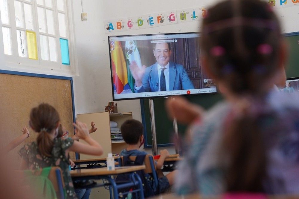 El presidente andaluz destaca la normalidad en el primer día de colegio
