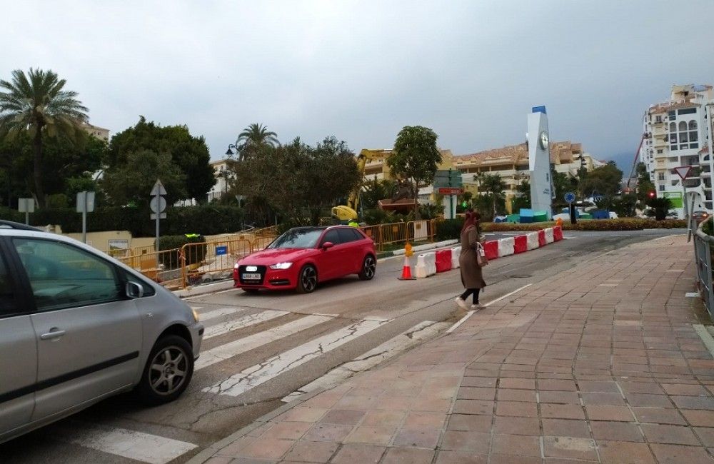 El acceso al Puerto Deportivo de Estepona se realiza con normalidad tras el avance de la obra de los colectores
