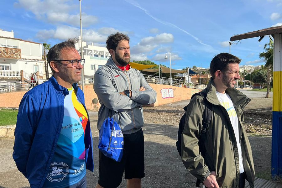 Más de 200 personas disfrutan de la Senda Azul y de la experiencia de remar en jábegas en el litoral malagueño