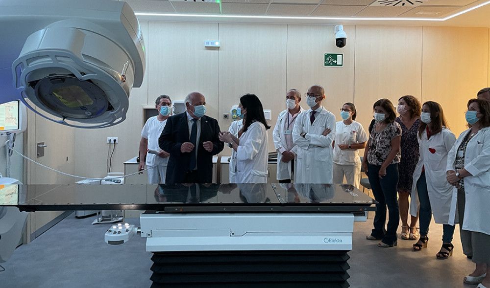 El consejero de Salud visita el cuarto acelerador del Hospital Reina Sofía, donado por la Fundación Amancio Ortega