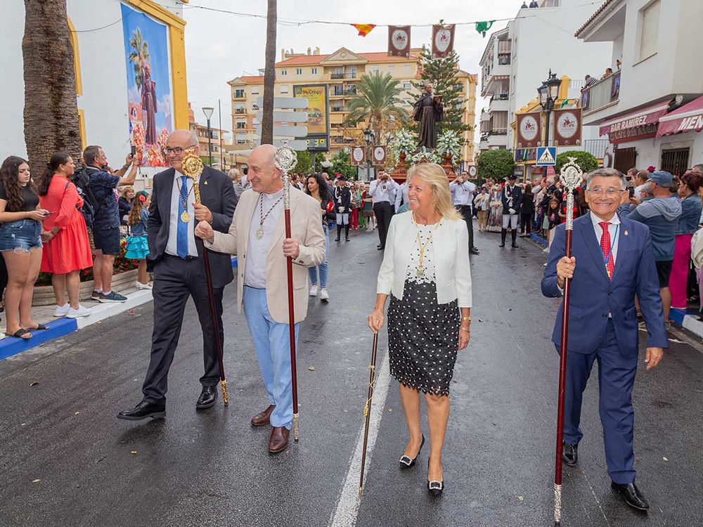 San Pedro Alcántara celebra el día grande de la feria arropando al Santo Patrón en su recorrido procesional