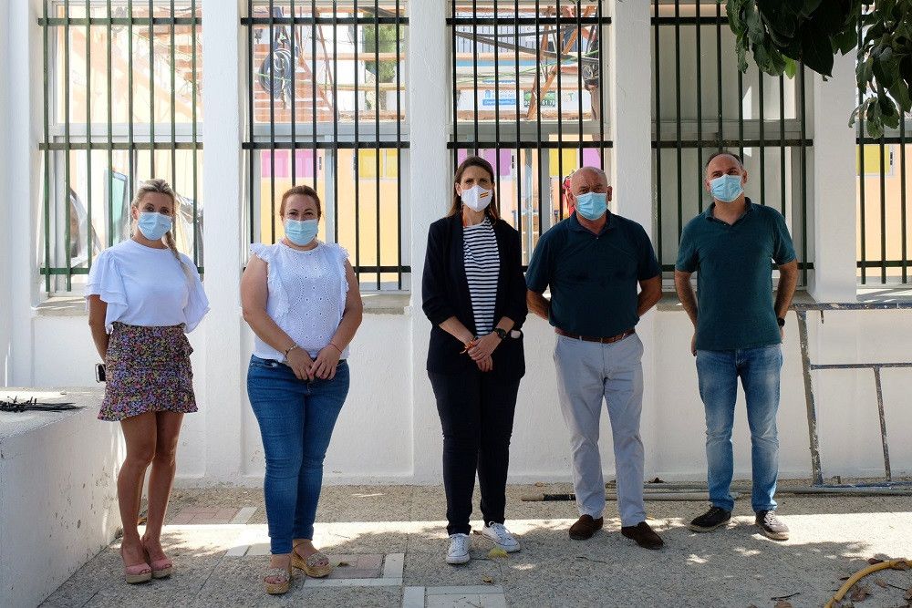 La delegada territorial de Educación visita las obras de retirada de amianto del CEIP Cándido Lara de Cómpeta que cuentan con un presupuesto de más de 34.000 euros