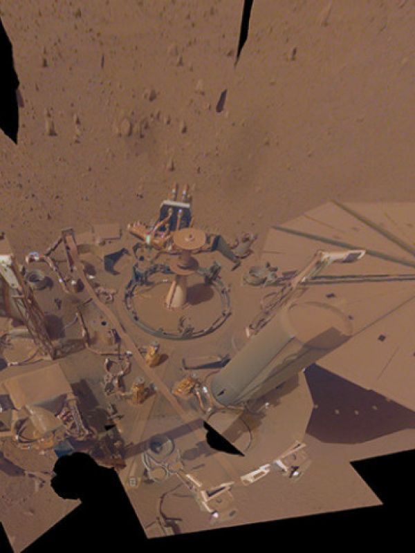 El módulo de aterrizaje InSight, afectado por una tormenta de polvo en Marte