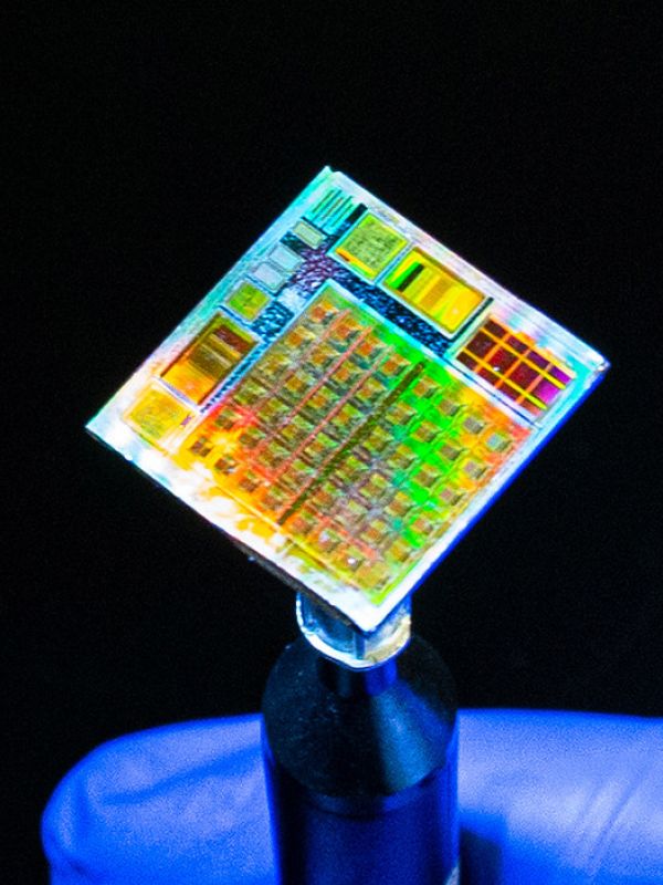 Crean un microchip híbrido con materiales 2D que podría utilizarse en redes neuronales para inteligencia artificial