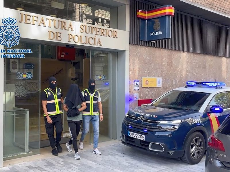 La Policía Nacional detiene en Pamplona a una persona que poseía cientos de manuales idóneos para la autocapacitación terrorista