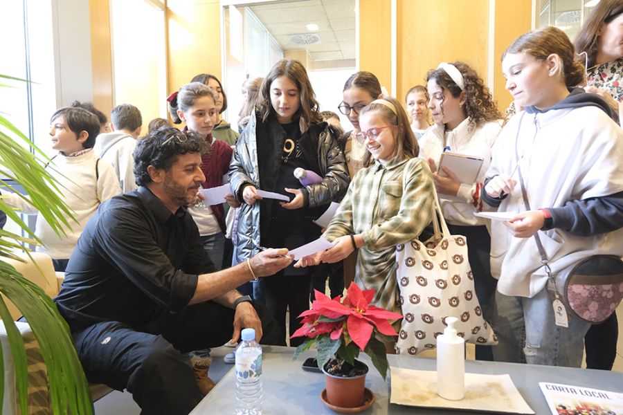 El premio Pulitzer Emilio Morenatti y el alumnado del colegio García Lorca inauguran en la Diputación la V edición de Prensa en mi mochila