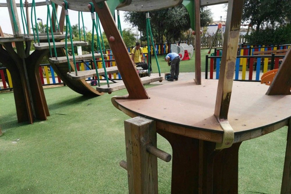 El Ayuntamiento acometerá un plan de mejoras en las áreas de juegos infantiles del municipio que incluirá la remodelación integral del parque Pueblo Platero