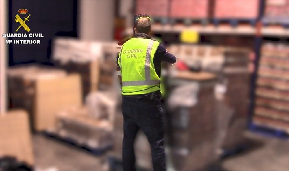 La Guardia Civil interviene más de 225.000 botellas de ron falsificadas que habían sido introducidas en España