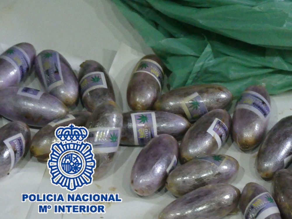 La Policía Nacional detiene en Málaga a un hombre tras descubrirse que transportaba en su organismo 17 bellotas de hachís
