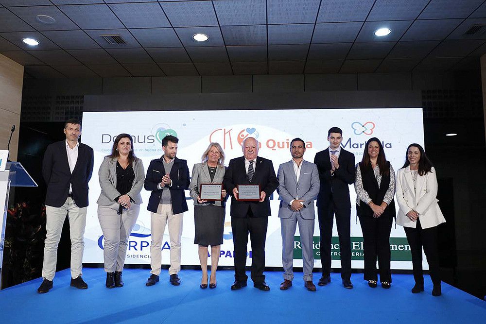 Las residencias de mayores del municipio otorgan un reconocimiento a la alcaldesa y al exconsejero de Salud en agradecimiento por su gestión durante la pandemia