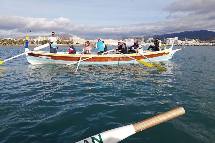 Más de 200 personas disfrutan de la Senda Azul y de la experiencia de remar en jábegas en el litoral malagueño