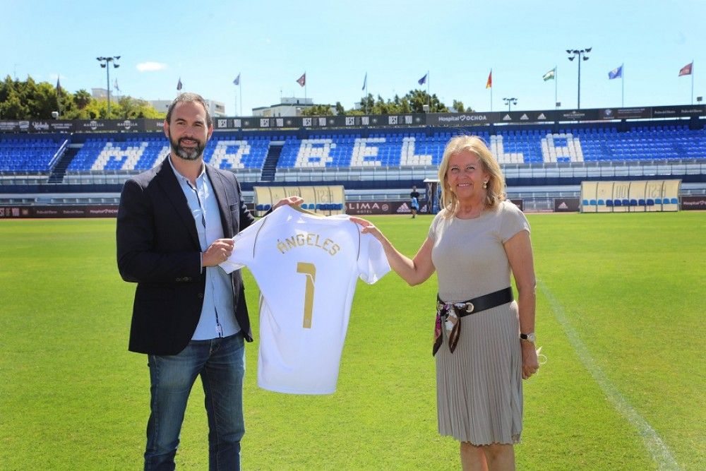 La alcaldesa recibe la camiseta del Marbella FC y muestra su respaldo al club de cara al "playoff" de ascenso a Segunda