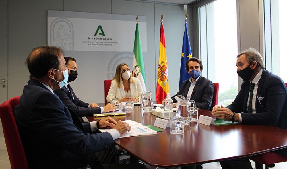 La consejera de Fomento traslada a los transportistas su rechazo a los peajes en las carreteras andaluzas