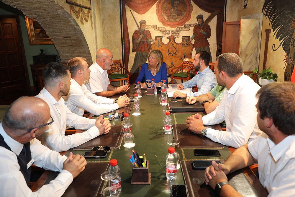 La alcaldesa aborda con la nueva junta directiva de Taxisol medidas en la lucha contra el intrusismo en el sector