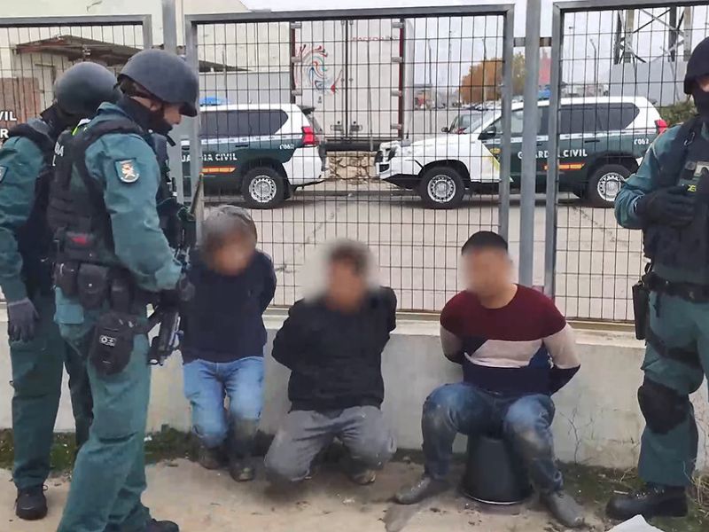 Detenidos tres ciudadanos chinos en el interior de un túnel subterráneo excavado para enganchar a la red eléctrica un cultivo de más de 9.000 plantas de marihuana