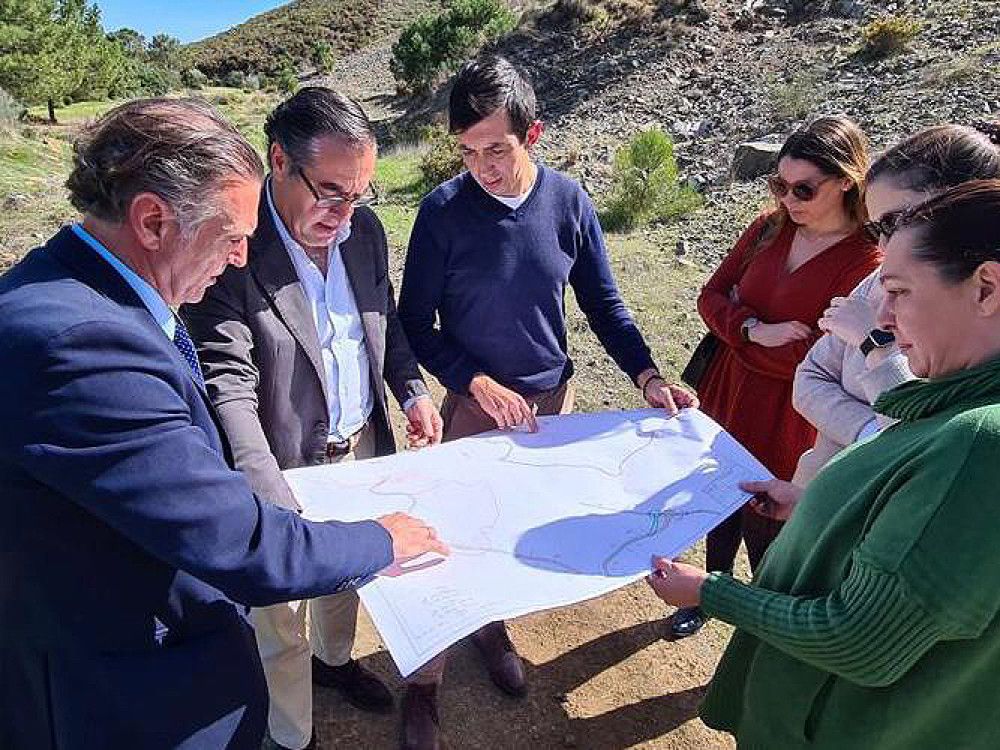 Educación y Ayuntamiento analizan los anteproyectos del nuevo colegio e instituto de Benahavís