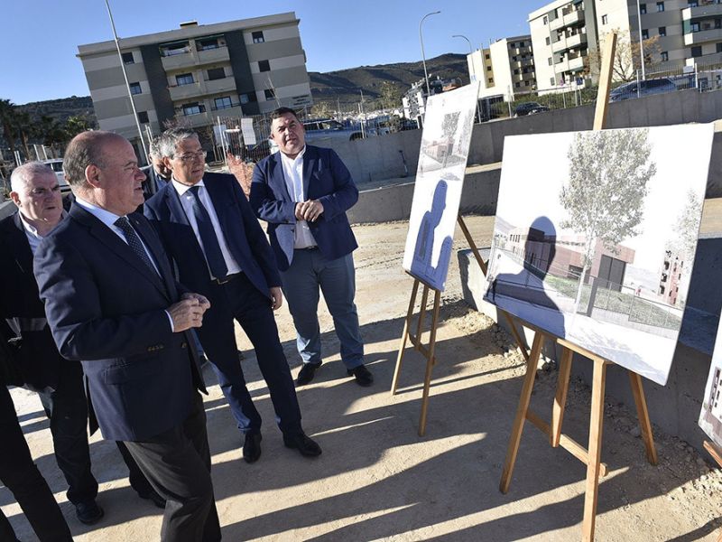 Las obras de urbanización del terreno en el que se levantará el nuevo parque de bomberos de Antequera se encuentran al 70% de ejecución