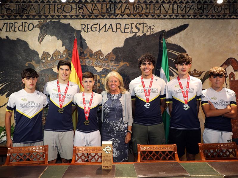 La alcaldesa felicita por sus éxitos a seis deportistas del Club Los Monteros Triatlón Marbella y a dos jugadoras de fútbol sala del CD Sampedreño Futsal