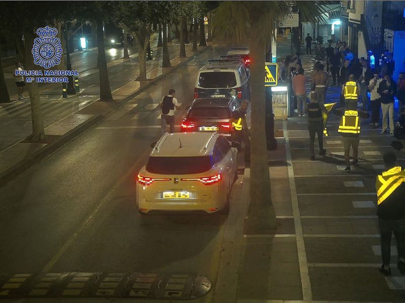 La Policía Nacional inspecciona dos locales de ocio en Puerto Banús y denuncia a una docena de personas por tenencia de estupefacientes