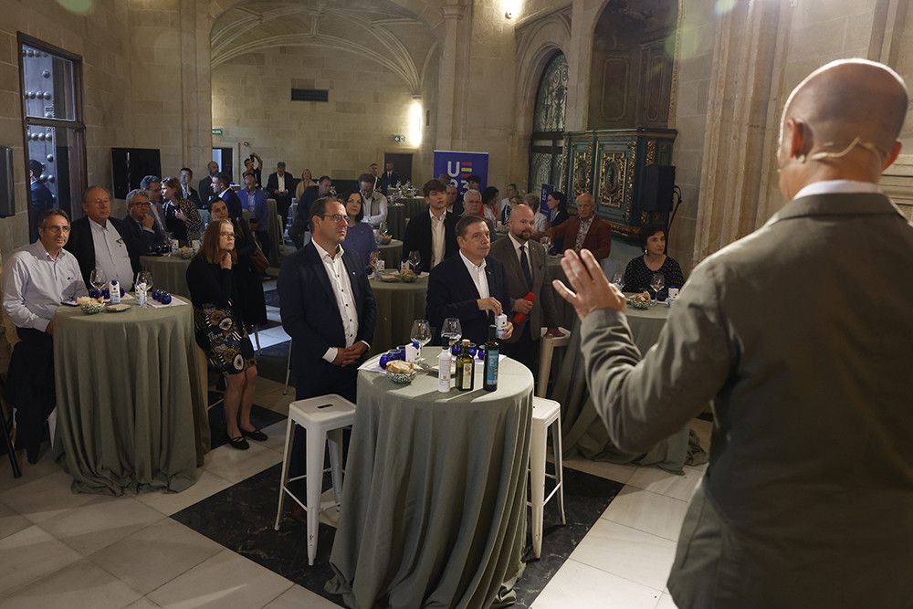 Los ministros de Agricultura de la UE conocen los beneficios del aceite de oliva virgen extra en una cata celebrada en Córdoba