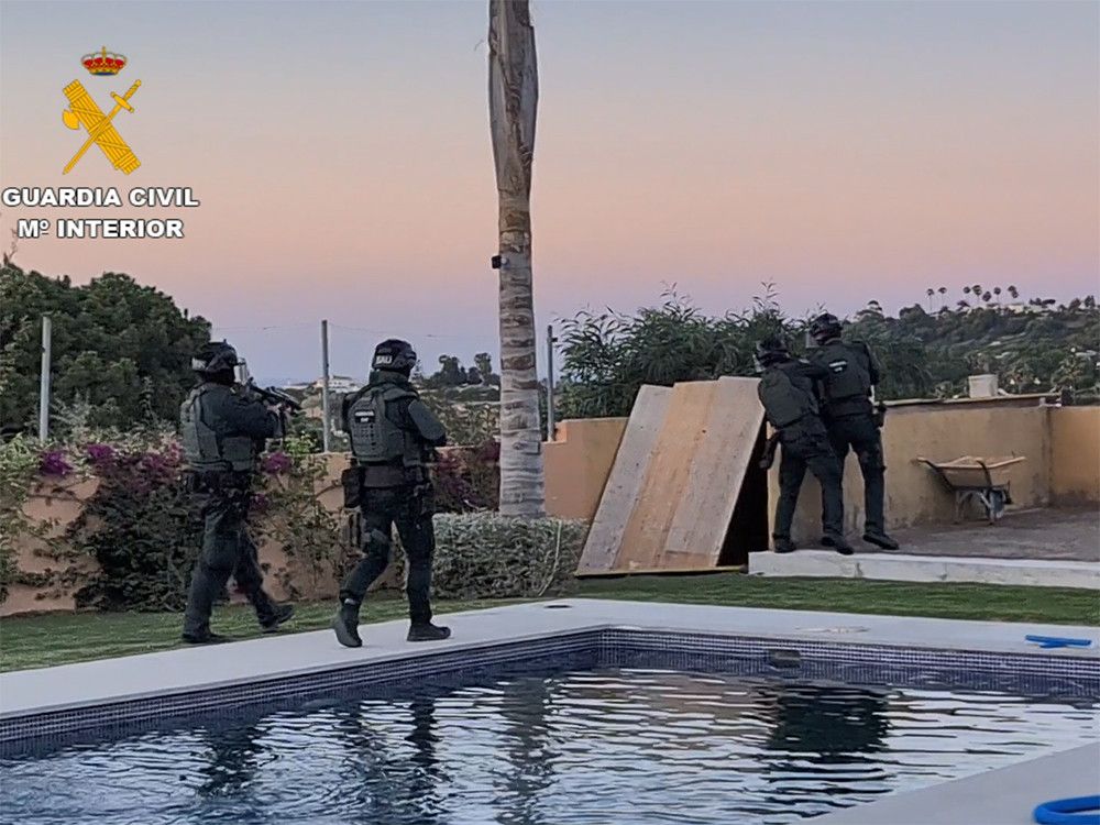 La Guardia Civil desmantela una organización criminal que trasportaba hachís y marihuana oculta en termos de agua