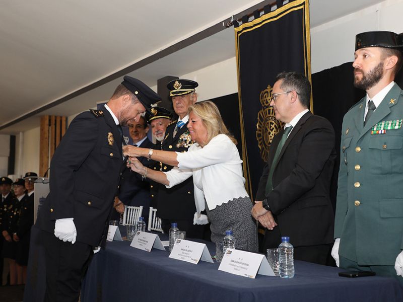 Entrega de medallas y condecoraciones con motivo de la festividad del Patrón de la Policía Nacional