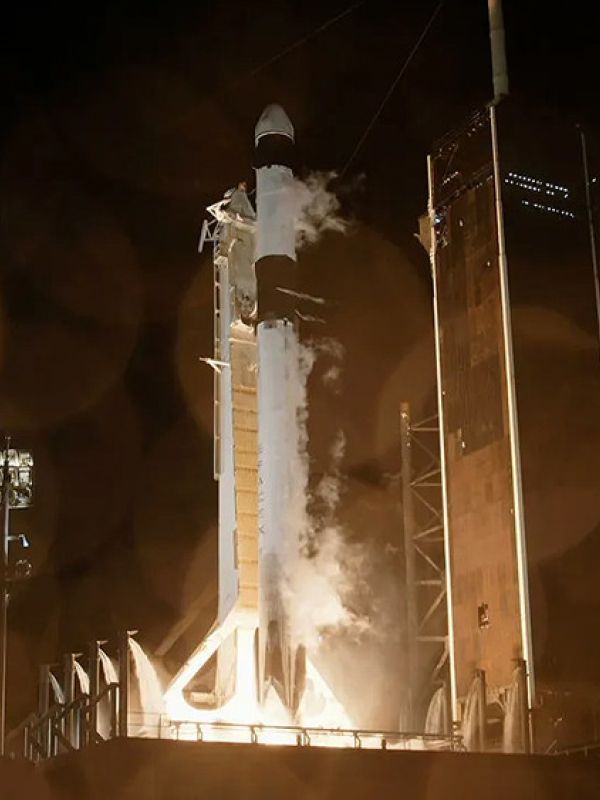 La nave de reabastecimiento Dragon se dirige hacia la Estación Espacial con nuevo hardware y software para realizar diferentes experimentos