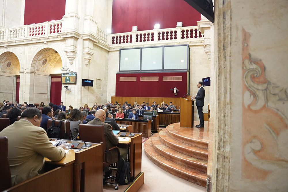 La Junta limitará el uso de dispositivos móviles en las aulas y prohibirá la venta de bebidas energéticas y vapeadores a menores