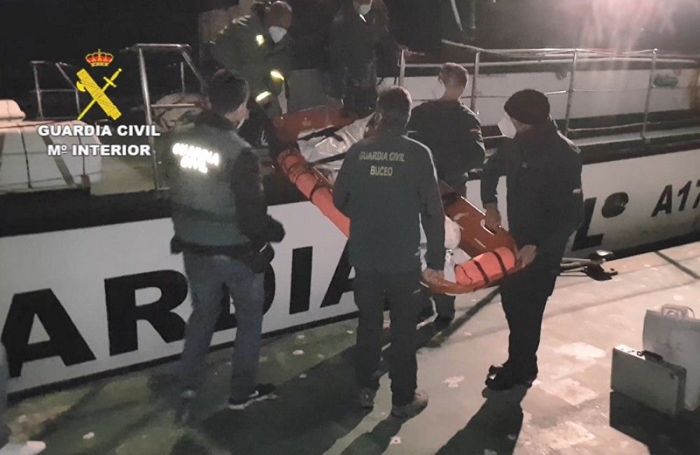 Guardia Civil y Salvamento Marítimo rescatan el cuerpo del ocupante de una avioneta que se estrelló en el mar