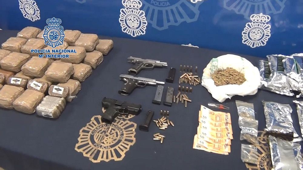 Intervenidas varias armas de fuego y 15 kilogramos de cocaína durante la detención en Coín de uno de los fugitivos británicos más buscados